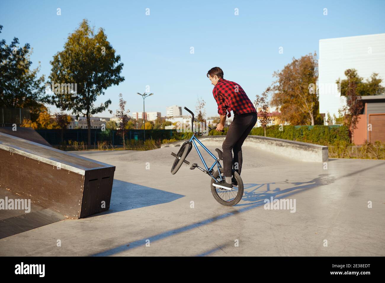 Cycliste bmx masculin faisant le tour, s'entraîner dans un parc à roulettes Banque D'Images