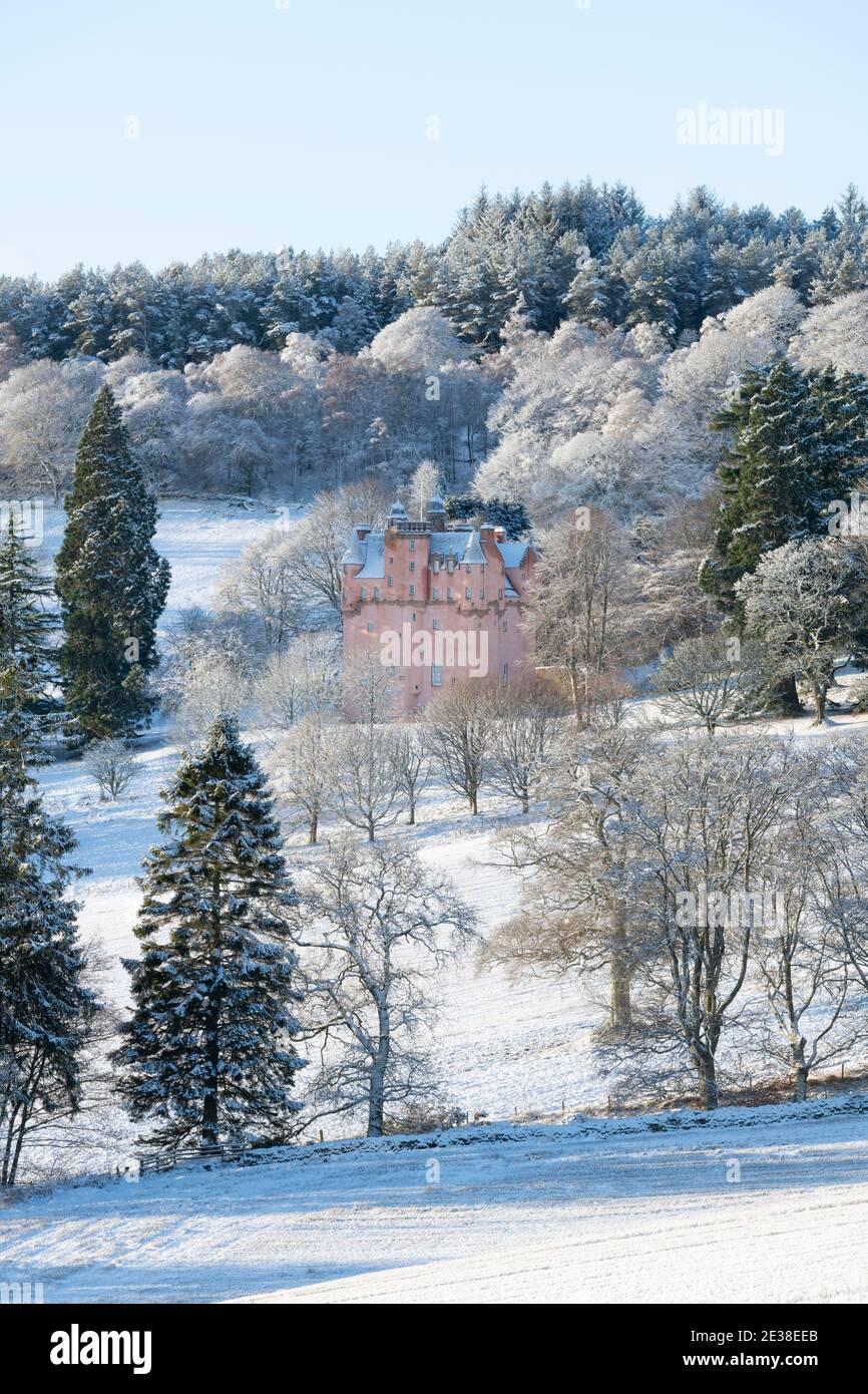 Une matinée givrée sur une colline boisée dans le Rural Aberdeenshire Avec le château Craigievar dans la neige Banque D'Images