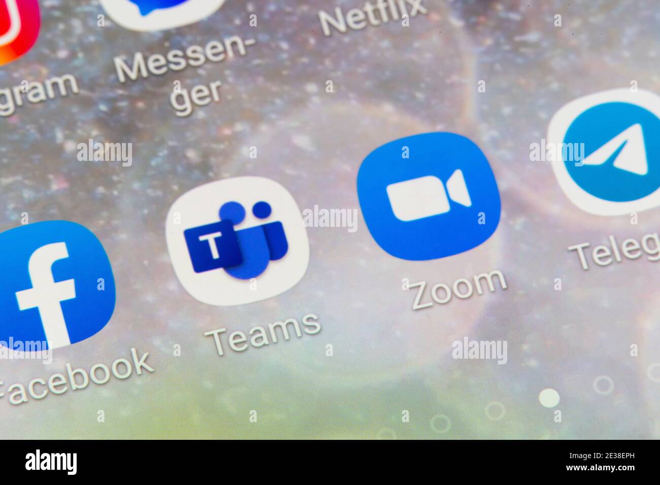 Gros plan sur les vidéoconférences Microsoft Teams et Zoom et les applications de conférence web sur l'écran d'un smartphone Banque D'Images