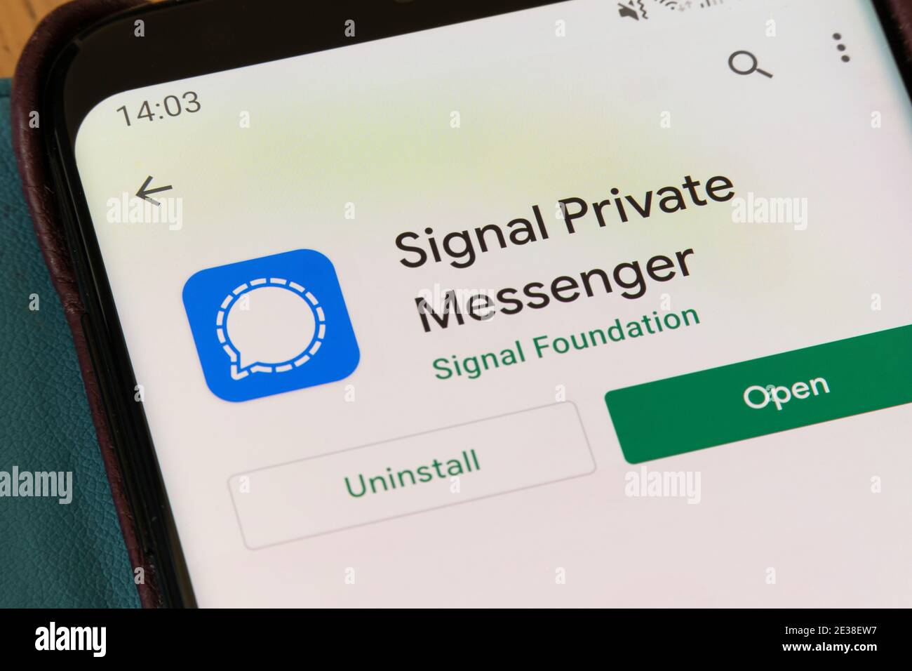 Un gros plan sur l'écran d'installation de Google Play pour le Application de messagerie privée de signal par signal Foundation sur un écran du smartphone Banque D'Images