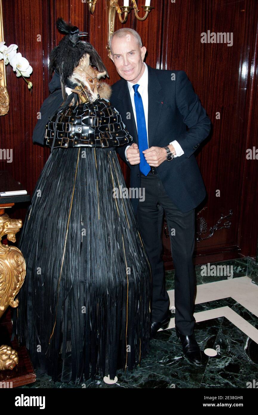 Le designer Jean-Claude Jitrois participe à l'exposition de la quatrième  édition de 'modes de Noël' de jeunes designers qui s'est tenue à  l'Intercontinental Grand Hotel de Paris, France, le 23 novembre 2010.