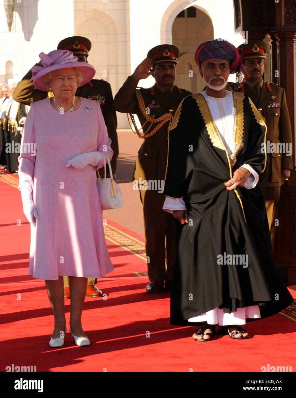 La reine Elizabeth II de Grande-Bretagne marche avec le sultan d'Oman, sa Majesté le sultan Qaboos bin a dit lors d'une visite au Palais Al-Alam à Muscat, Oman, le 26 novembre 2010. Photo de ONA/Mousse/ABACAPRESS.COM Banque D'Images