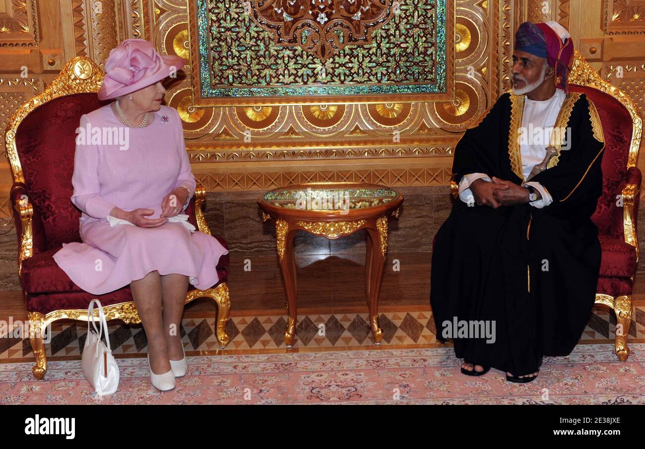 La reine Elizabeth II de Grande-Bretagne siège avec le sultan d'Oman, sa Majesté le sultan Qaboos bin a dit lors d'une visite au Palais Al-Alam à Muscat, Oman, le 26 novembre 2010. Photo de ONA/Mousse/ABACAPRESS.COM Banque D'Images