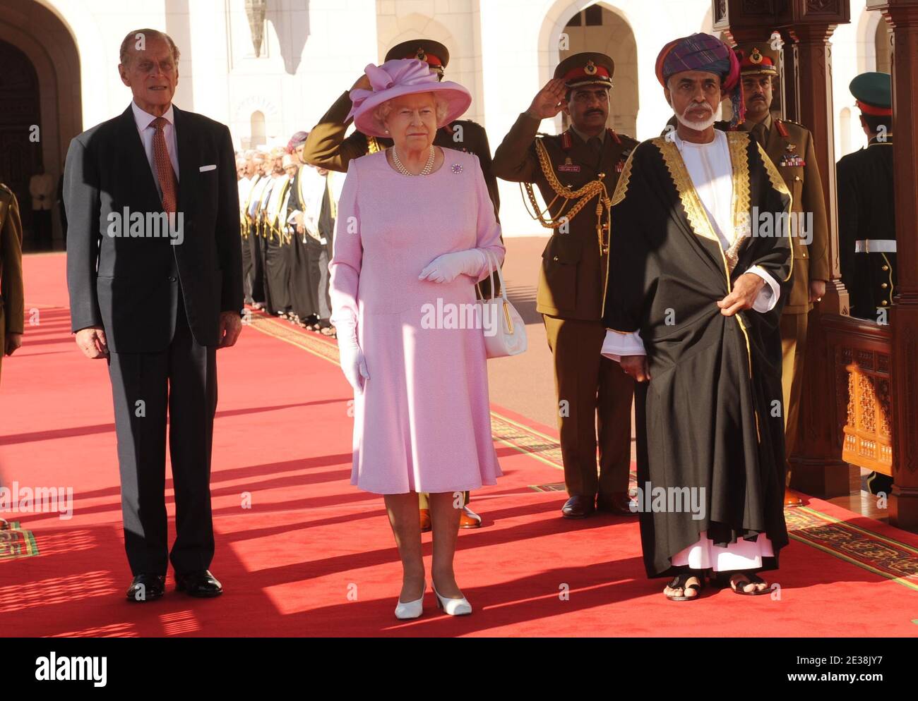La reine Elizabeth II de Grande-Bretagne marche avec le sultan d'Oman, sa Majesté le sultan Qaboos bin Said et le duc d'Édimbourg lors d'une visite au Palais Al-Alam à Muscat, Oman, le 26 novembre 2010. Photo de ONA/Mousse/ABACAPRESS.COMM. Banque D'Images