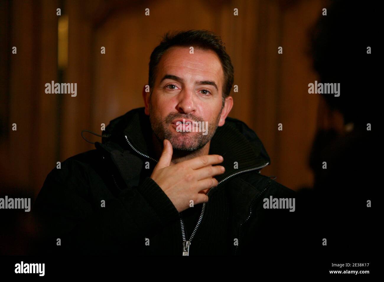 L'acteur français Jean Dujardin pose pour les photographes lors de la photo-aperçu du nouveau film "un balcon sur la mer", à Lille, France, le 29 novembre 2010. Photo de Sylvain Lefevre/ABACAPRESS.COM Banque D'Images