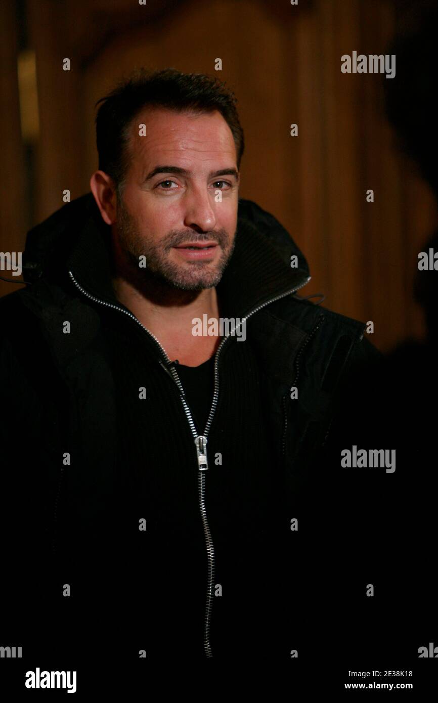 L'acteur français Jean Dujardin pose pour les photographes lors de la photo-aperçu du nouveau film "un balcon sur la mer", à Lille, France, le 29 novembre 2010. Photo de Sylvain Lefevre/ABACAPRESS.COM Banque D'Images