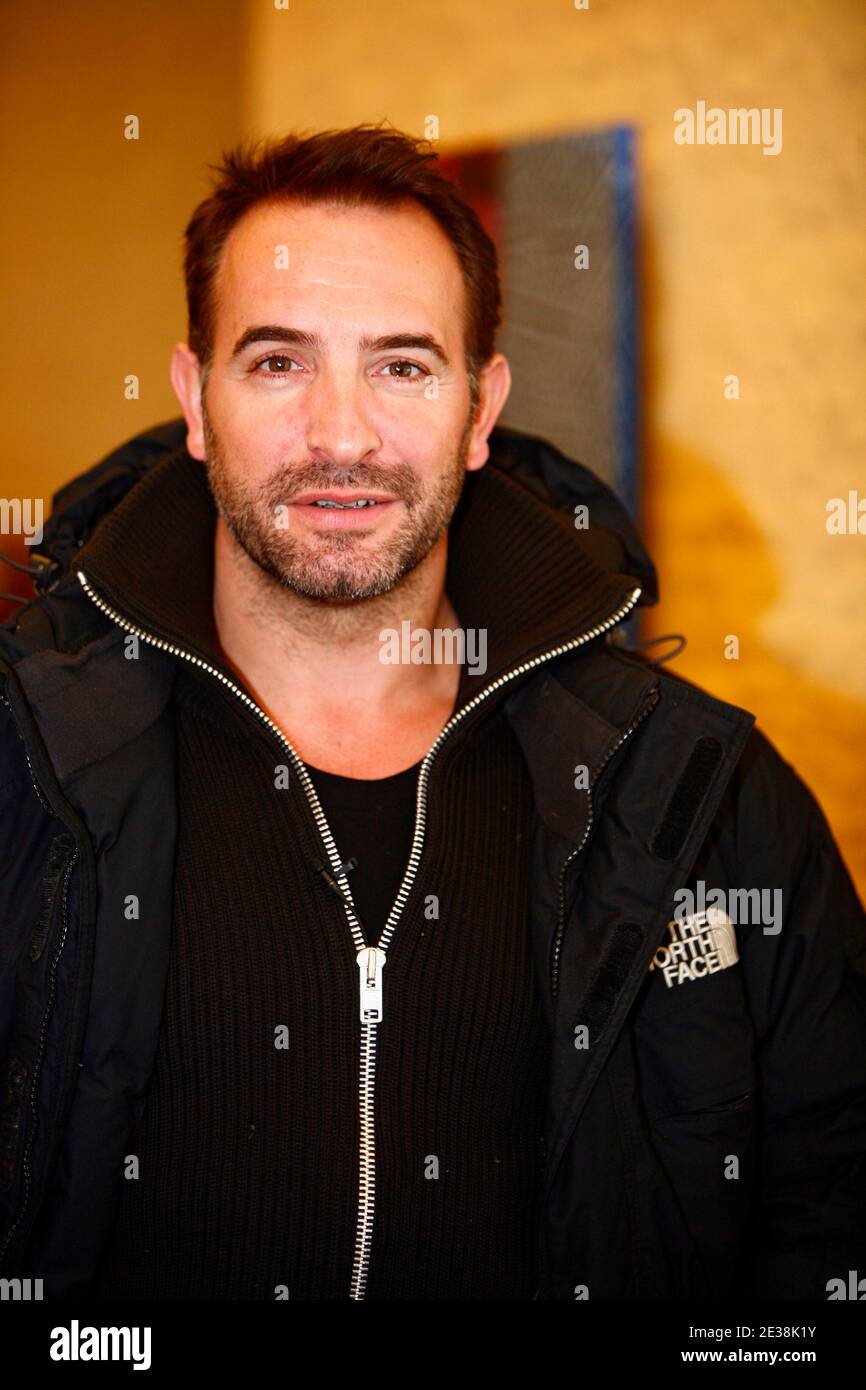 L'acteur français Jean Dujardin pose pour les photographes lors de la photo-aperçu du nouveau film "un balcon sur la mer", à Lille, France, le 29 novembre 2010. Photo de Sylvain Lefevre/ABACAPRESS.COM Banque D'Images