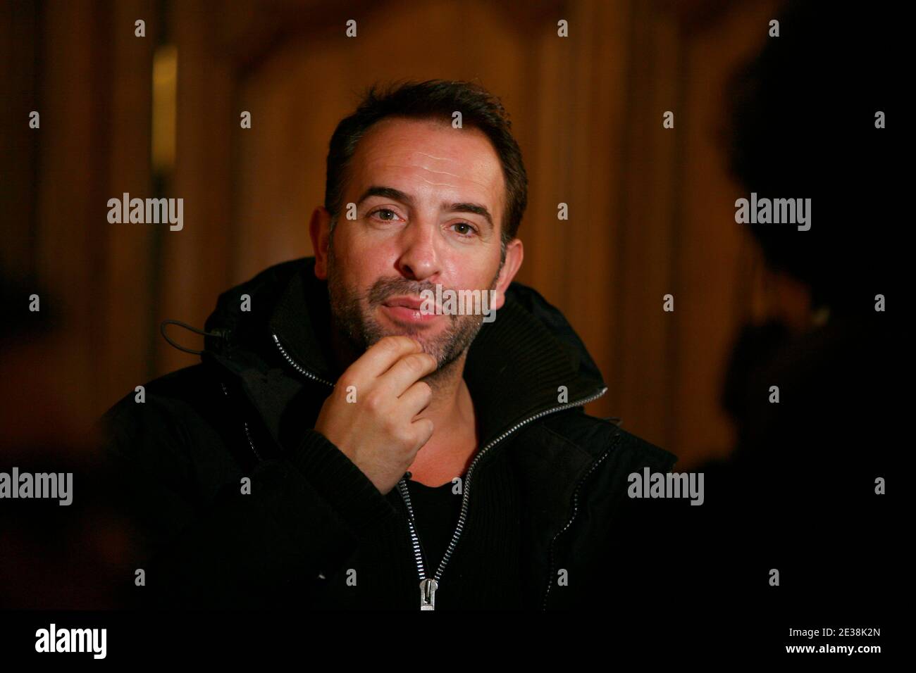 L'acteur français Jean Dujardin pose pour les photographes lors de la photo-aperçu du nouveau film "un balcon sur la mer", à Lille, France, le 29 novembre 2010. Photo de Sylvain Lefevre/ABACAPRESS.COM Banque D'Images