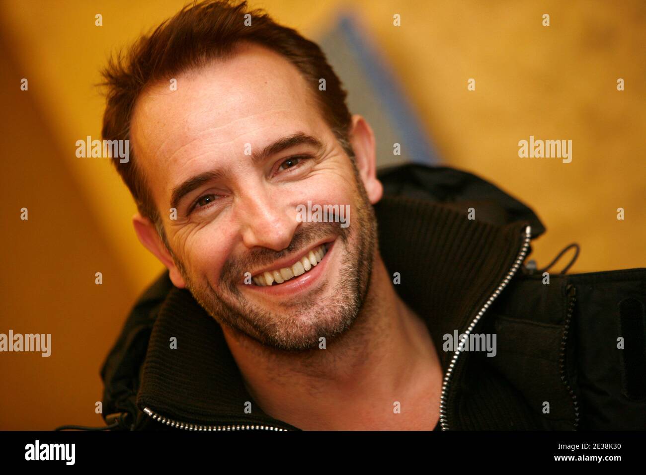 L'acteur français Jean Dujardin pose pour les photographes lors de la photo-aperçu du nouveau film "un balcon sur la mer", à Lille, France, le 29 novembre 2010. Photo de Sylvain Lefevre/ABACAPRESS.COM Banque D'Images