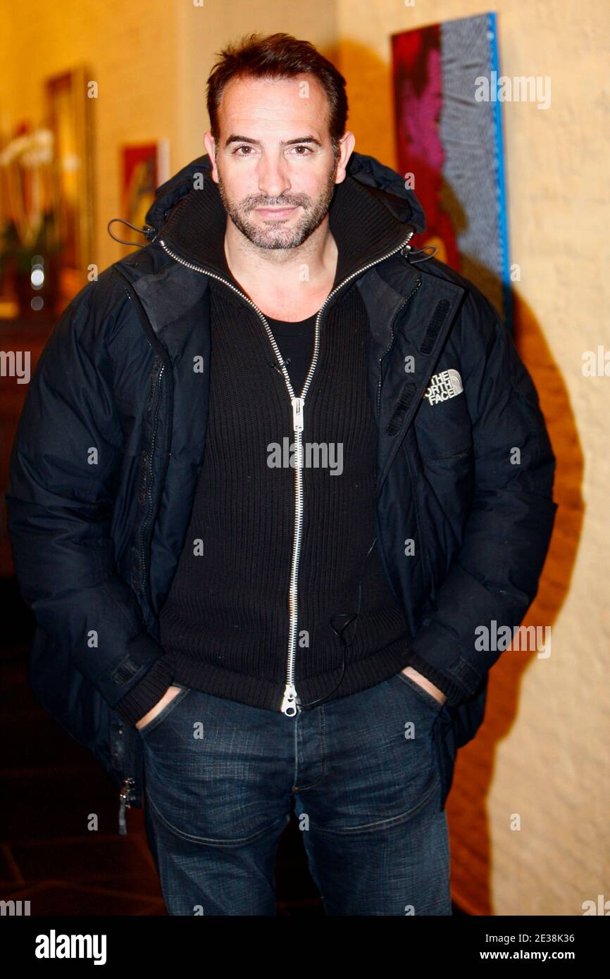 L'acteur français Jean Dujardin pose pour les photographes lors de la photo-aperçu du nouveau film "un balcon sur la mer", à Lille, France, le 29 novembre 2010. Photo de Sylvain Lefevre/ABACAPRESS.COM Banque D'Images