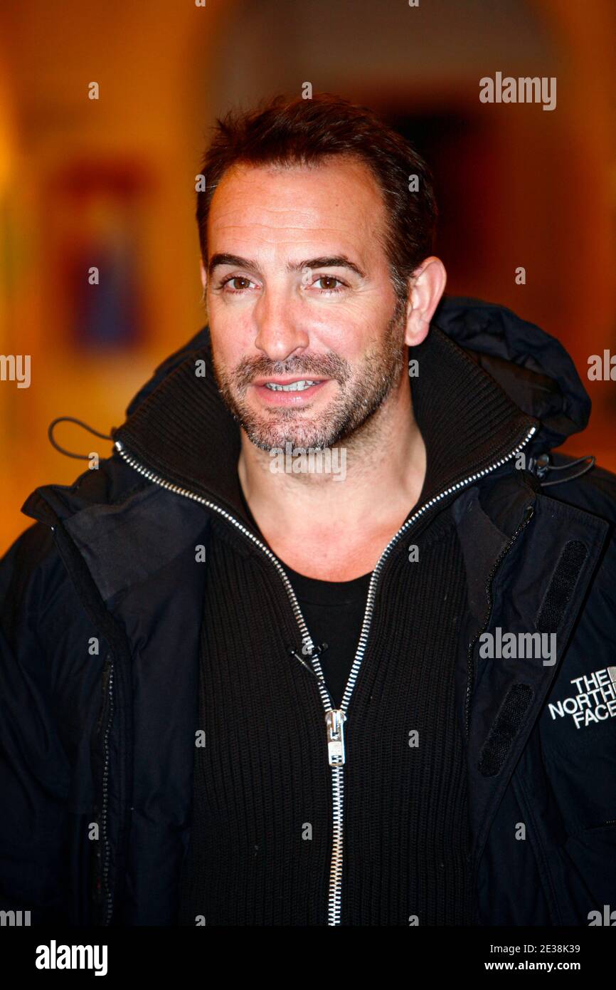 L'acteur français Jean Dujardin pose pour les photographes lors de la photo-aperçu du nouveau film "un balcon sur la mer", à Lille, France, le 29 novembre 2010. Photo de Sylvain Lefevre/ABACAPRESS.COM Banque D'Images