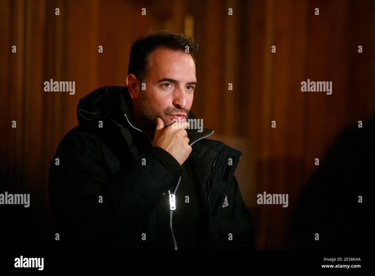 L'acteur français Jean Dujardin pose pour les photographes lors de la photo-aperçu du nouveau film "un balcon sur la mer", à Lille, France, le 29 novembre 2010. Photo de Sylvain Lefevre/ABACAPRESS.COM Banque D'Images