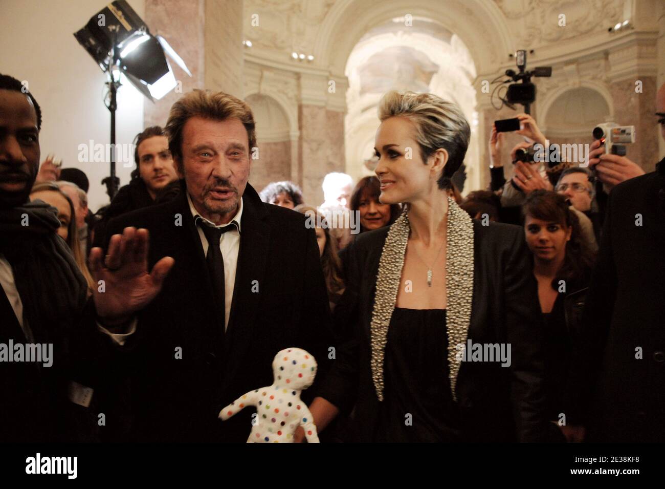Johnny et Laeticia Hallyday assistent au défilé de mode des « Frimousses de  Createurs » à Paris, en France, le 29 novembre 2010. Les poupées «  Frimousses » sont réalisées par des
