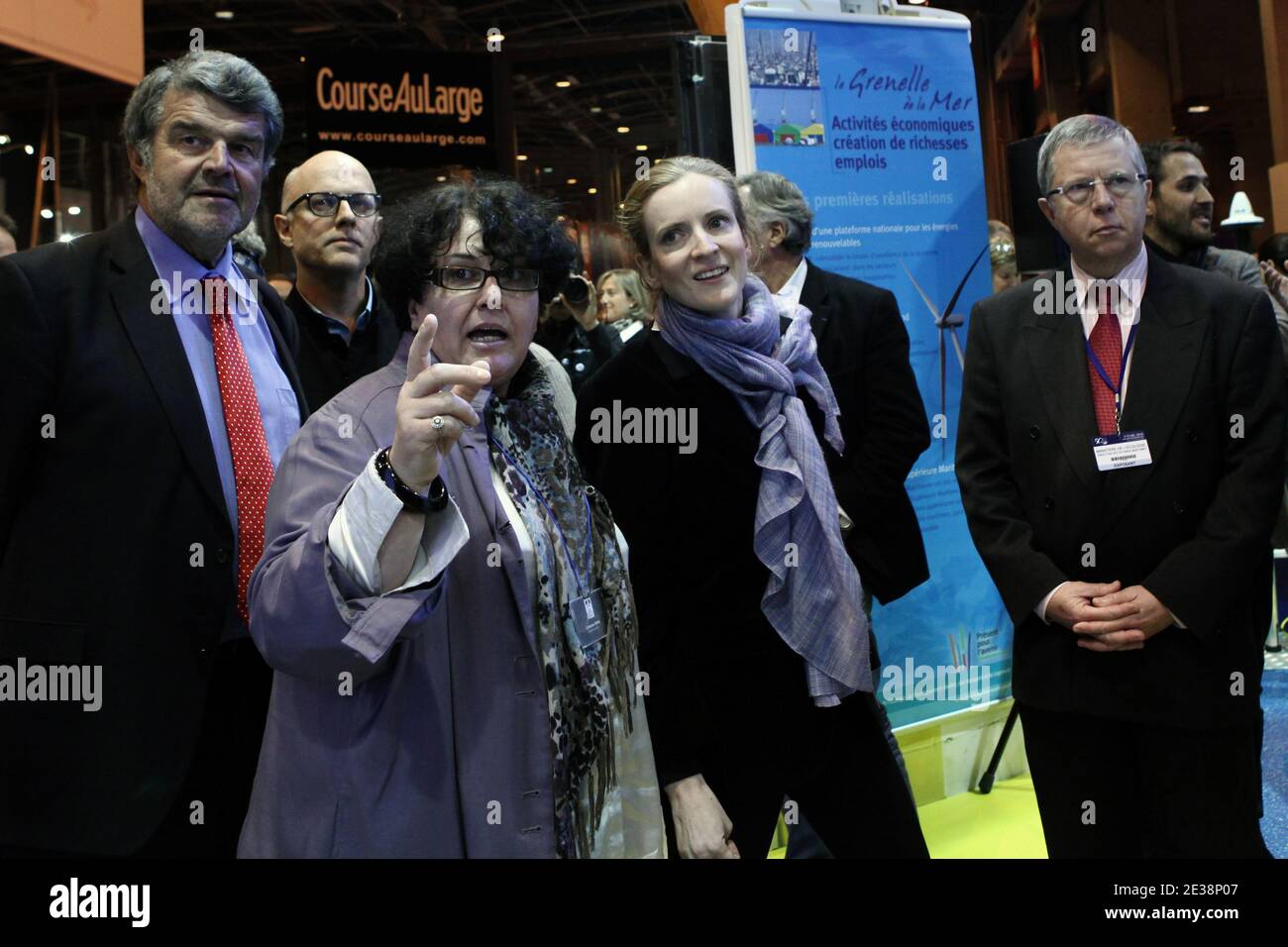 La ministre française de l'écologie, du développement durable, des transports et du logement, Nathalie Kosciusko-Morizet, a flanqué le président des industries nautiques, Jean-Franc Banque D'Images