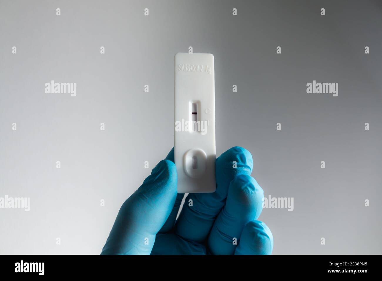 Kit de test d'anticorps rapides négatif SARS-CoV-2 AG. Test en écouvillon nasopharyngé Banque D'Images