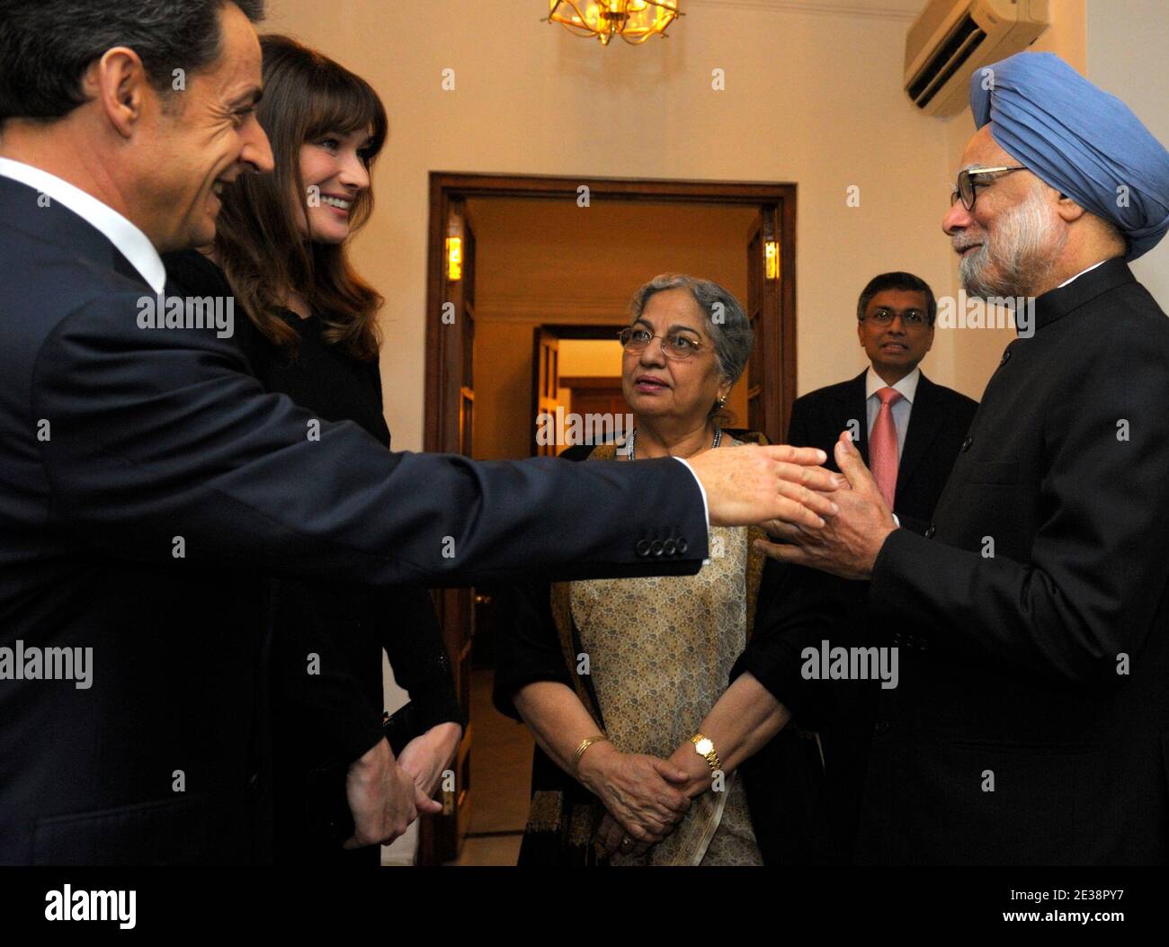 Le président français Nicolas Sarkozy (L) et son épouse Carla Bruni-Sarkozy (2e L) ont reçu le 5 décembre 2010 un dîner du Premier ministre indien Manmohan Singh (R) et de son épouse Gurdan Kaur (2nsharR) à la résidence du Premier ministre à New Delhi (Inde). Sarkozy est en Inde le deuxième jour d'une visite de quatre jours. Photo de Philippe Wojazer/Pool/ABACAPRESS.COM Banque D'Images