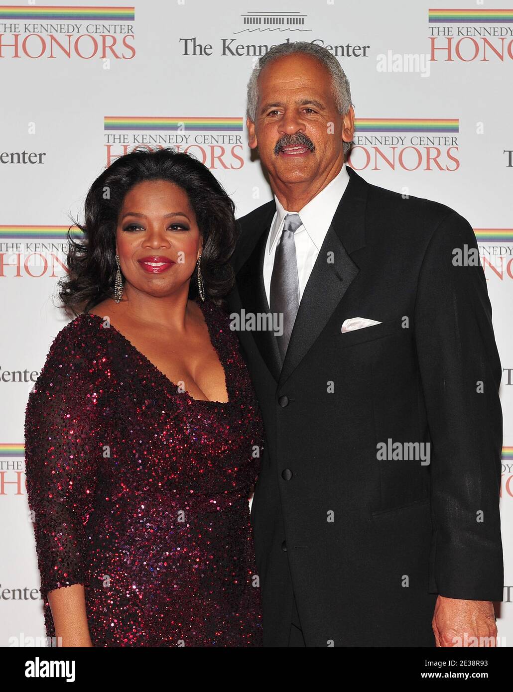 Oprah Winfrey, l'un des 2010 lauréats du Kennedy Center, arrive avec Stedman  Graham pour le dîner de l'artiste officiel au Département d'État des  États-Unis à Washington, D.C., aux États-Unis, le samedi 4