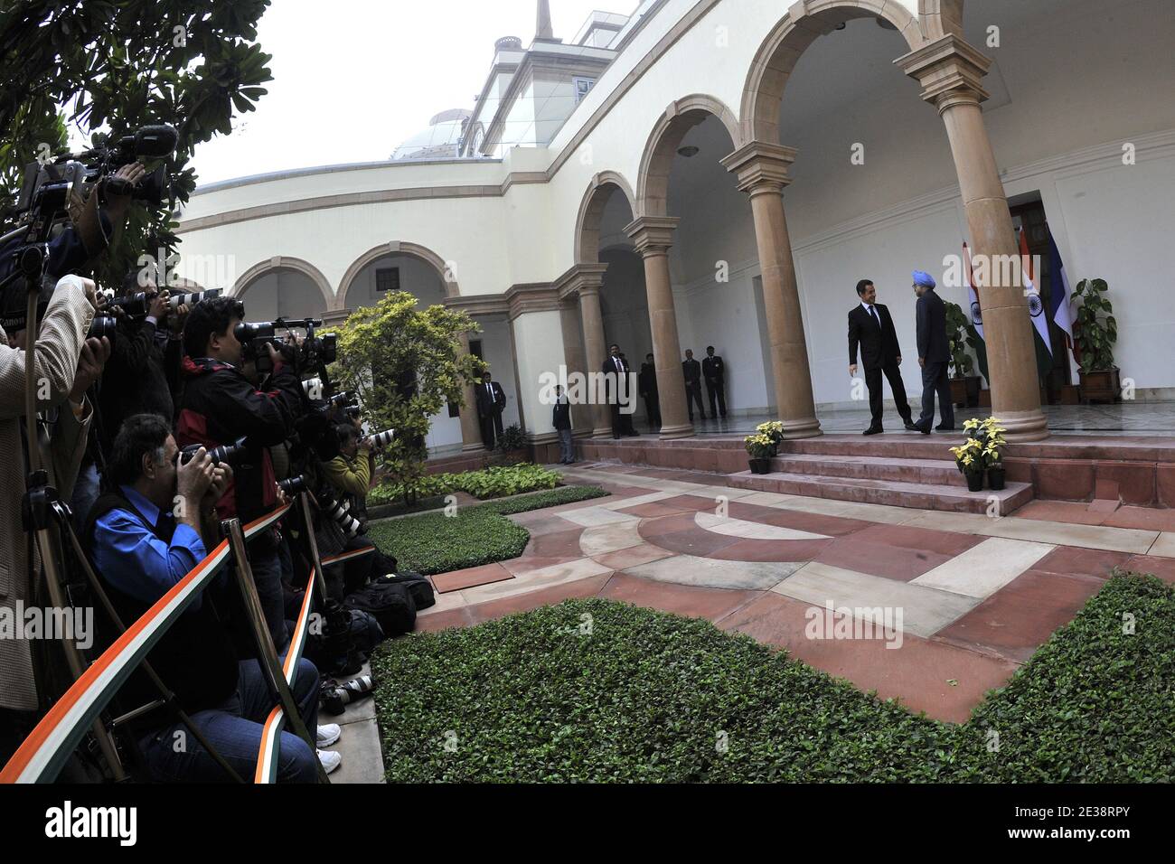 Les représentants des médias prennent des photos du président français Nicolas Sarkozy (2R) qui se tremble avec le Premier ministre indien Manmohan Singh (R) à la maison Hyderabad à New Delhi, à Inida, le 6 décembre 2010. La France a conclu un accord de 9.3 milliards de dollars pour vendre deux réacteurs nucléaires à l’Inde à la suite de discussions entre le président français Nicolas Sarkozy et le Premier ministre indien Manmohan Singh. L'Inde a signé un "accord-cadre" avec le groupe nucléaire national français Areva pour l'achat de deux réacteurs pour une nouvelle usine à Jaitapur dans l'État occidental du Maharashtra. Photo de Lionel Bonaventure/Pool/ABACAPRESS. Banque D'Images