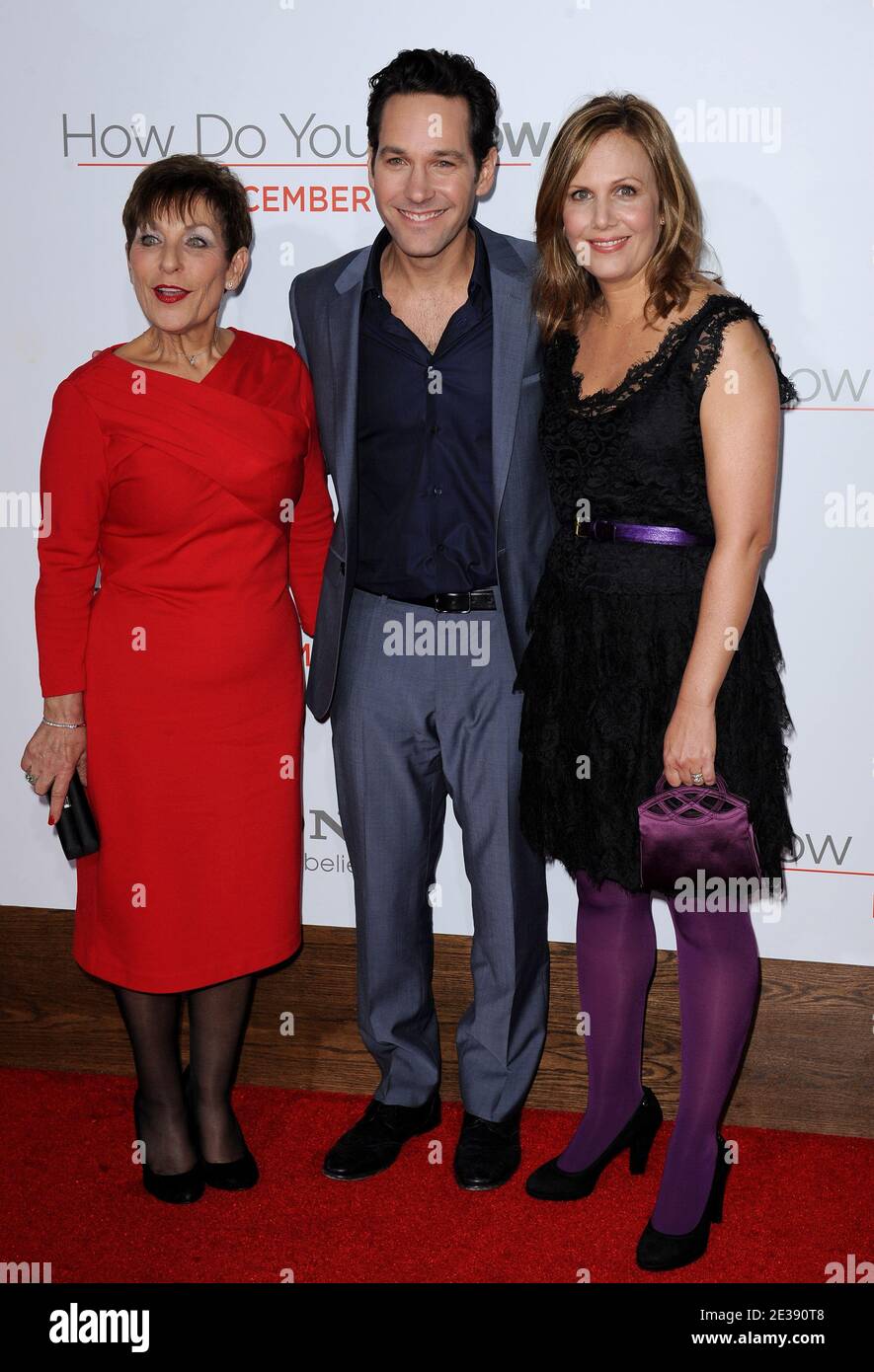 Paul Rudd avec sa mère et sa femme Julie Yaeger arrivant pour la première de Columbia Pictures 'Comment savez-vous' tenue au Regency Village Theatre de Los Angeles, CA, Etats-Unis le 13 décembre 2010. Photo de Lionel Hahn/ABACAPRESS.COM Banque D'Images