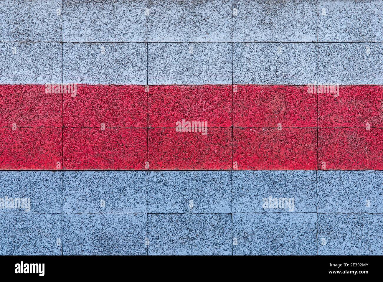 Clôture en panneau de fibres - barrière de protection contre le bruit dans les chemins de fer, réutilisation des déchets de bois dans l'industrie de la construction Banque D'Images