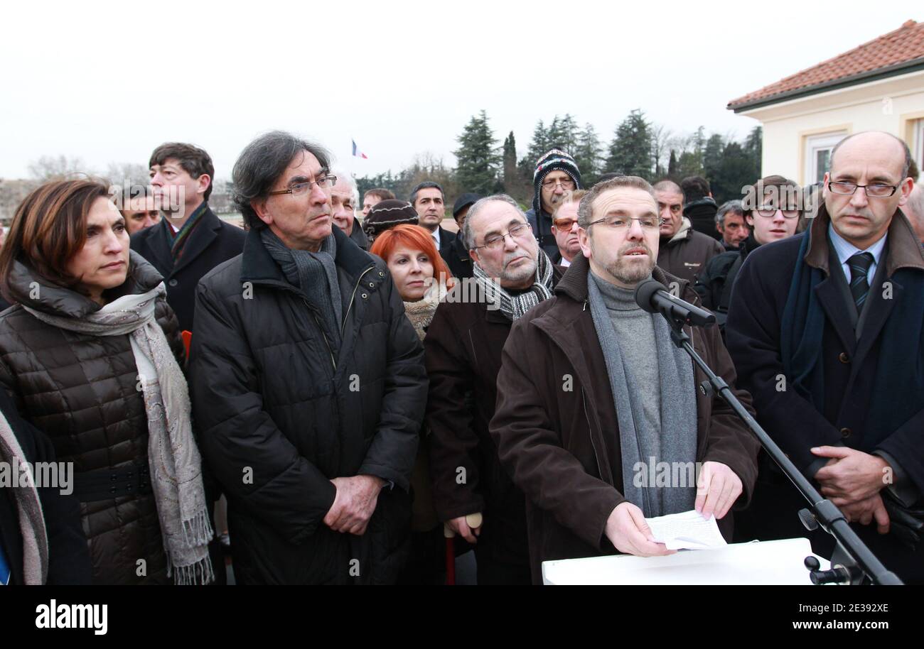 La jeune ministre française de la Santé, Nora Berra, s'associe ici aux membres de la communauté musulmane de Lyon, Marcel Amsallem, président du CRIF (Conseil juif régional), Kamel Kabtane, recteur de la mosquée de Lyon, Azzedine Gaci, président de l'URCM (Conseil musulman régional), dans le cimetière militaire de la Doua à Villeurbanne (banlieue de Lyon), France le 16 décembre 2010, sur les tombes des soldats musulmans mourut pour libérer la France du joug allemand pendant la seconde guerre mondiale. Ce rassemblement intervient en réaction aux objectifs de la vice-présidente du parti d'extrême droite Front national, Marine Pen, qui a eu un discours Banque D'Images