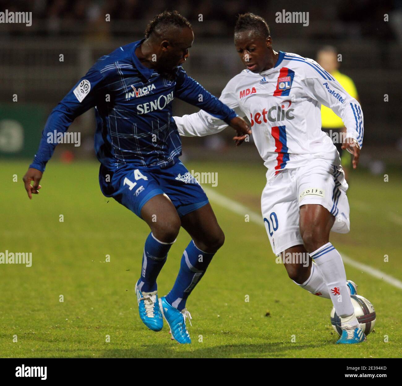 Aly cissokho de Lyon et Dennis Oliech d'Auxerre lors du match de football de la première Ligue française, Olympique Lyonnais contre AJ Auxerre au Stade Gerland de Lyon, France, le 22 décembre 2010. La correspondance s'est terminée par un tirage de 1-1. Photo de Vincent Dargent/ABACAPRESS.COM Banque D'Images