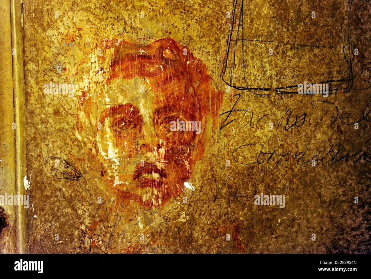 Un dessin réalisé par un visiteur il y a un siècle sur le mur de la galerie de Carracci. C'est une copie d'un ange peint sur le plafond par Carraci photographié au Palazzo Farnese à Rome, Italie, le 2010 décembre. Le Palazzo Farnese, qui abrite actuellement l'ambassade de France est le plus monumental des palais de la Renaissance romaine, à Rome, en Italie, le 6 décembre 2010. Conçu pour la famille farnaise en 1517, le palais s'est agrandi de taille et de conception quand Alessandro Farnese est devenu le pape Paul III en 1534. Son histoire de bâtiment a impliqué certains des architectes italiens les plus importants du XVIe siècle. Banque D'Images