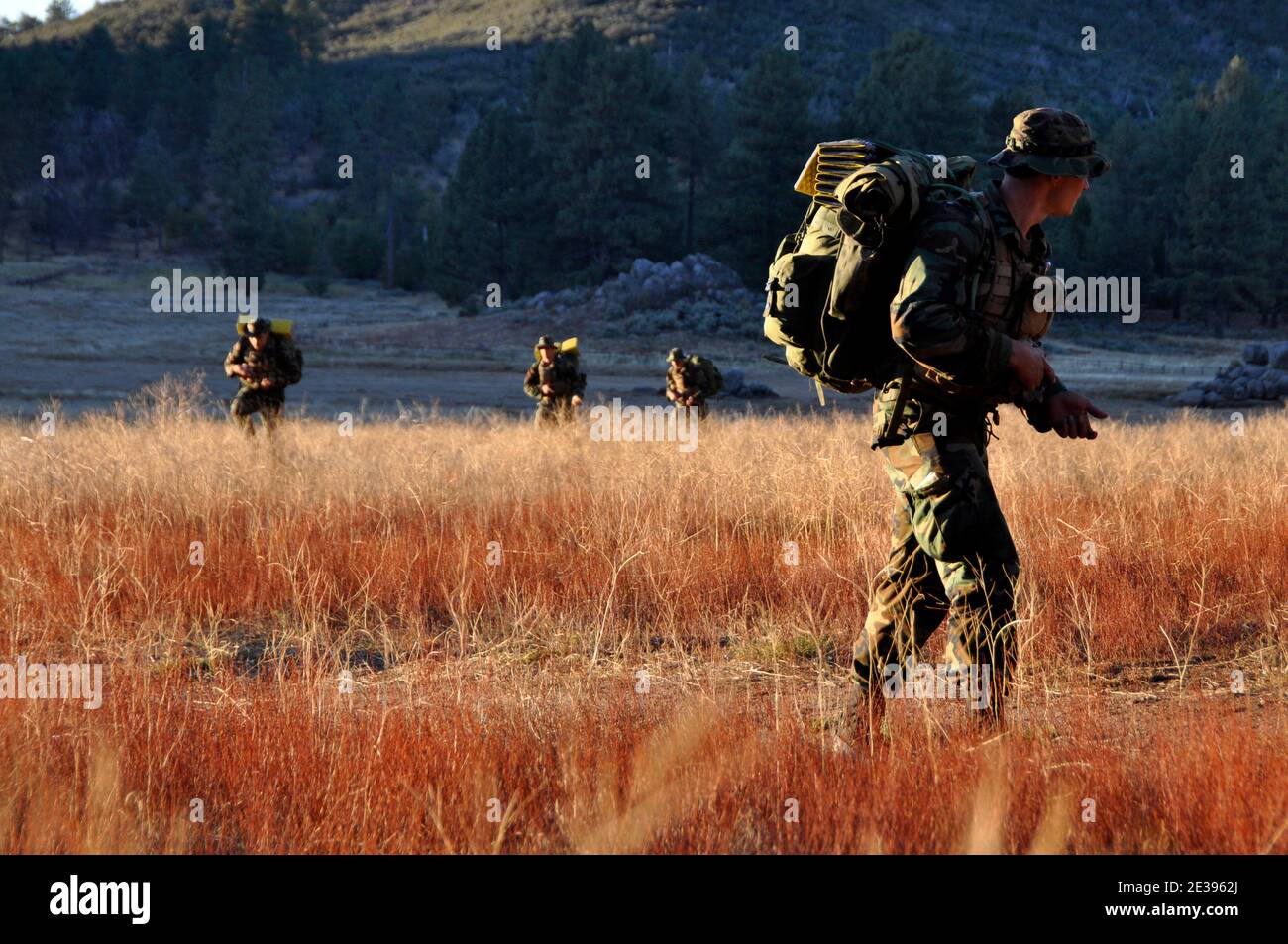 MT. LAGUNA, Californie (oct 27, 2010) les élèves de la classe de base démolition/PHOQUE sous-marin (BUD/S) 284 participent à un exercice de formation à la navigation terrestre. La navigation terrestre familiarise les élèves avec la navigation par carte et par boussole dans la troisième et dernière phase de la formation BUD/S. Les phoques de la Marine constituent la composante maritime des Forces d'opérations spéciales des États-Unis et sont formés pour mener une variété d'opérations à partir de la mer, de l'air et du sol. Les sceaux DE la marine AMÉRICAINE, spécialistes secrètement endurus de légende, ont mené l'opération audacieuse de commando au Pakistan qui a pris le contrôle de l'homme le plus recherché au monde : 9/11 le chef d'œuvre Oussama ben Laden, U Banque D'Images