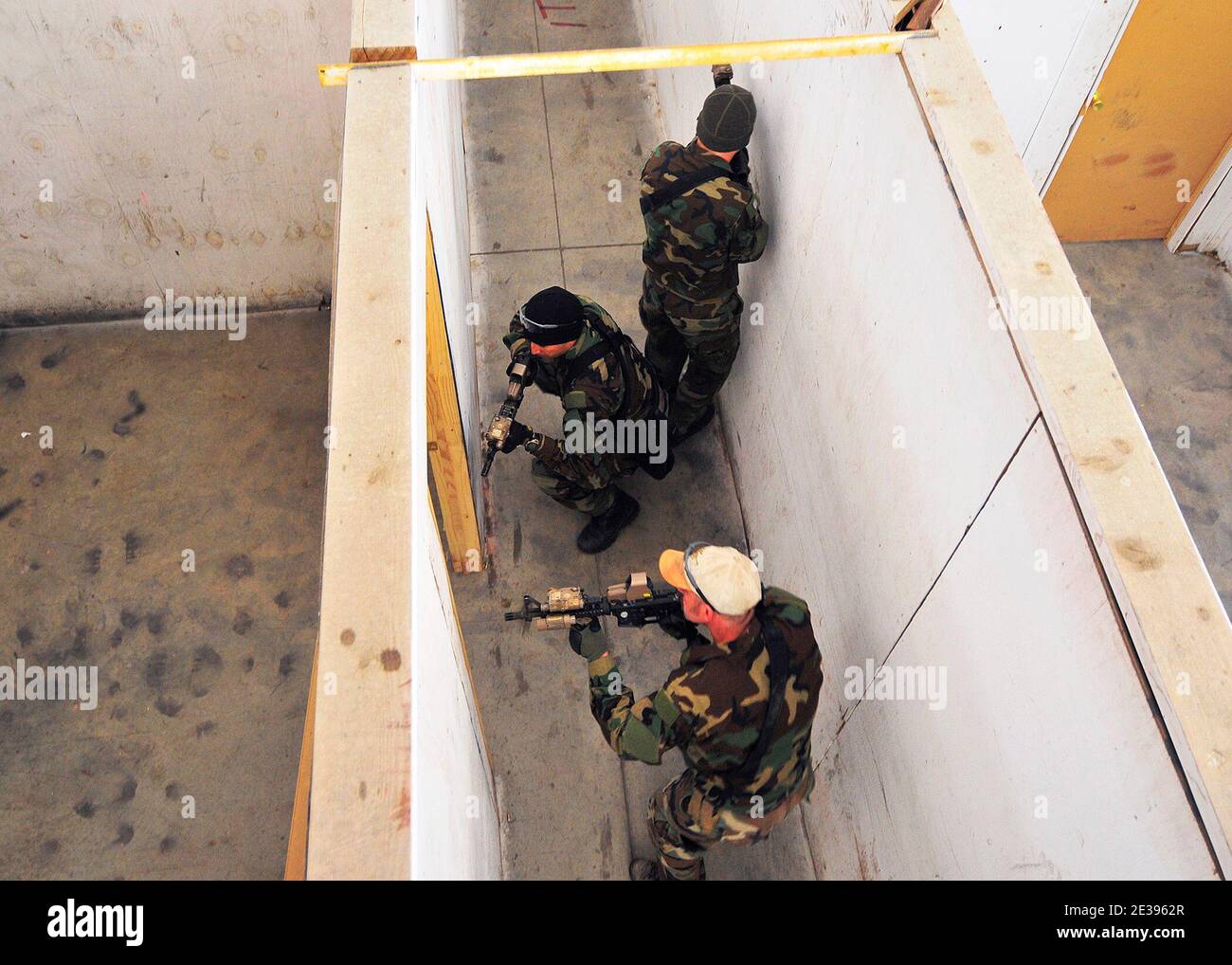 MOYOCK, N.C. (Nov 6, 2010) les phoques de la Marine pratiquent des combats de quartier en approche d'une porte dans une maison simulée au centre d'entraînement américain Moyock. Les phoques sont la composante maritime des Forces d'opérations spéciales des États-Unis et sont formés pour mener une variété d'opérations à partir de la mer, de l'air et de la terre. Les sceaux DE la marine AMÉRICAINE, des spécialistes secrètement endurus de légende, ont mené l'opération audacieuse de commando au Pakistan, qui a entraîné la disparition de l'homme le plus recherché au monde : 9/11 le chef d'œuvre Oussama ben Laden, a déclaré les responsables américains. Photo par US Navy via ABACAPRESS.COM Banque D'Images