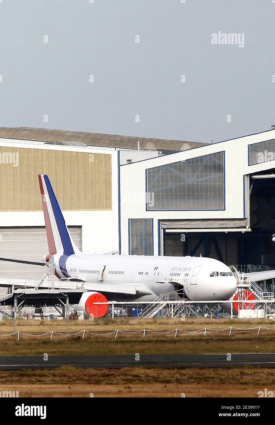 Exclusif. Le nouvel avion présidentiel français, un Airbus A330-200, est  prêt à voler avec des couleurs nationales françaises sur son corps et à  rester à l'aéroport de Mérignac, près de Bordeaux, France,