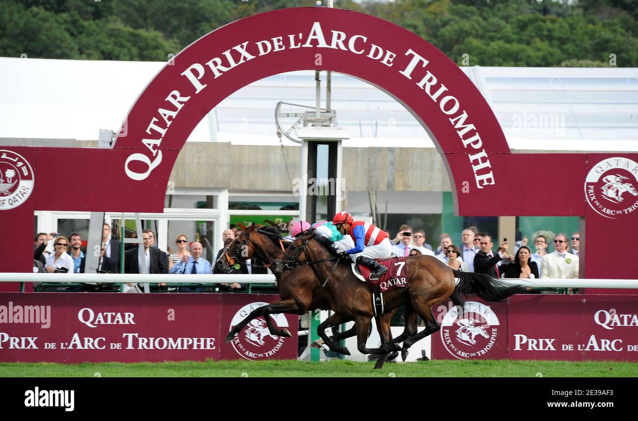 Ryan L Moore sur Workforce remporte la 89e édition du prix Qatar Arc de Triomphe à l'hippodrome de Longchamp le 3 octobre 2010 à Paris, France. Photo de Nicolas Gouhier/ABACAPRESS.COM Banque D'Images