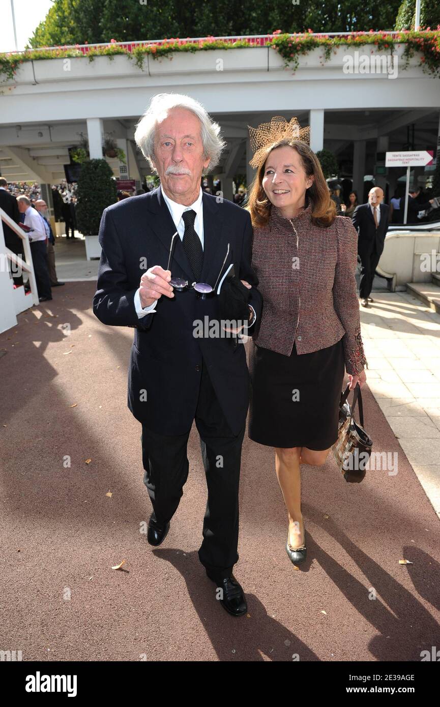 Jean Rochefort et son épouse assistent à la 89e édition du prix Qatar Arc de Triomphe à l'hippodrome de Longchamp le 3 octobre 2010 à Paris, France. Photo de Nicolas Gouhier/ABACAPRESS.COM Banque D'Images