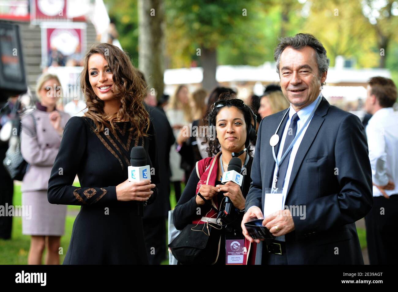 Olivia Drouot et Michel Denisot assistent à la 89e édition du prix Qatar Arc de Triomphe à l'hippodrome de Longchamp le 3 octobre 2010 à Paris, France. Photo de Nicolas Gouhier/ABACAPRESS.COM Banque D'Images