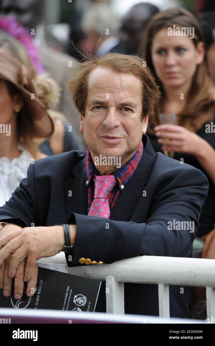 Paul-Loup Sulitzer participe à la 89e édition du prix Qatar Arc de Triomphe à l'hippodrome de Longchamp le 3 octobre 2010 à Paris, France. Photo de Nicolas Gouhier/ABACAPRESS.COM Banque D'Images
