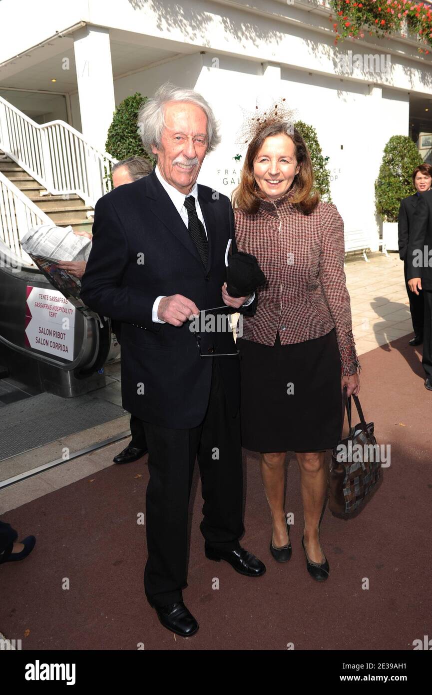 Jean Rochefort et son épouse assistent à la 89e édition du prix Qatar Arc de Triomphe à l'hippodrome de Longchamp le 3 octobre 2010 à Paris, France. Photo de Nicolas Gouhier/ABACAPRESS.COM Banque D'Images