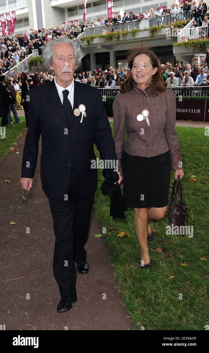 Jean Rochefort et son épouse assistent à la 89e édition du prix Qatar Arc de Triomphe à l'hippodrome de Longchamp le 3 octobre 2010 à Paris, France. Photo de Nicolas Gouhier/ABACAPRESS.COM Banque D'Images