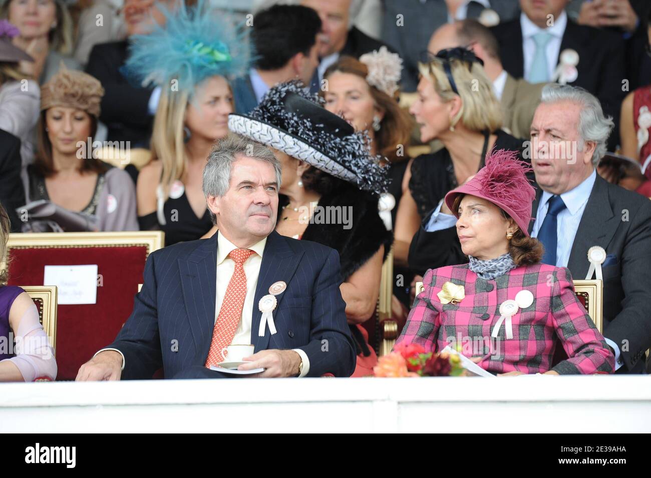 Sir Peter Westmacott, ambassadeur de Grande-Bretagne en France, et son épouse assistent à la 89e édition du prix Qatar Arc de Triomphe à l'hippodrome de Longchamp le 3 octobre 2010 à Paris, France. Photo de Nicolas Gouhier/ABACAPRESS.COM Banque D'Images