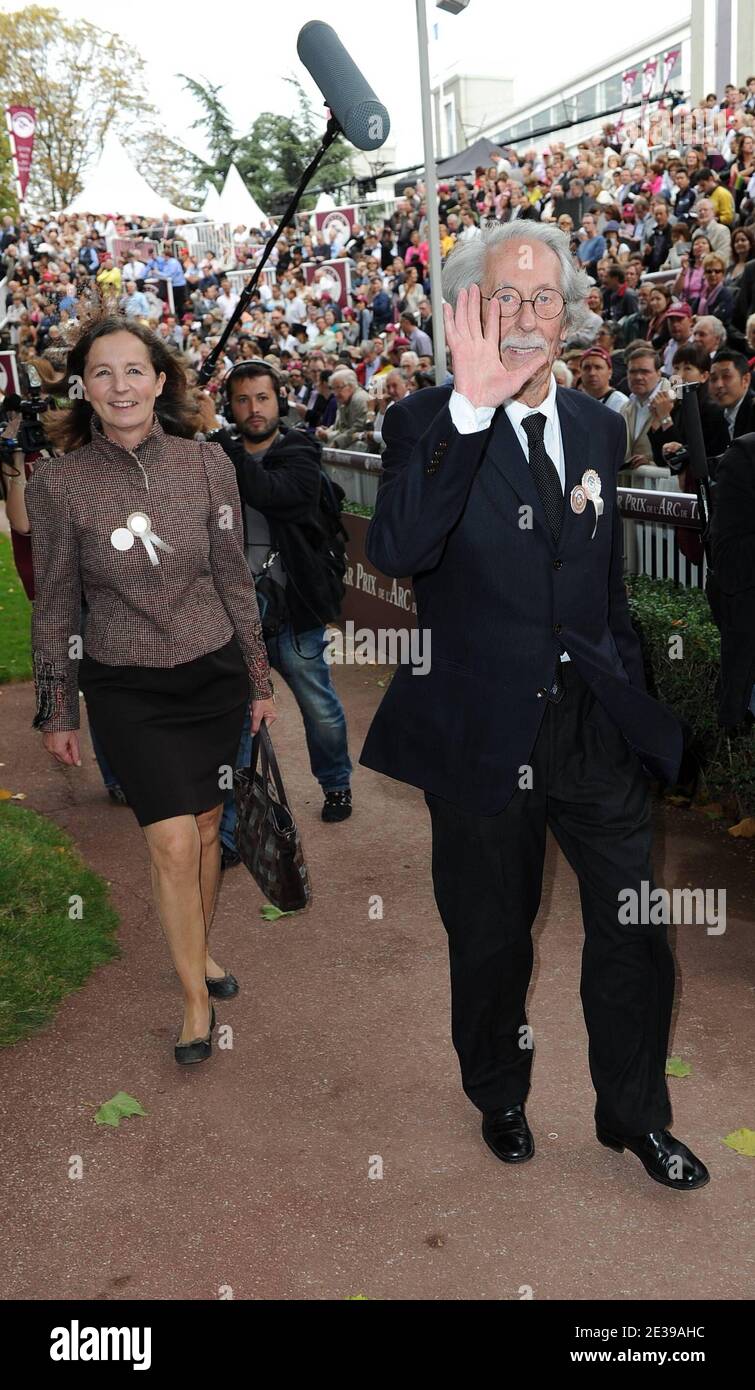 Jean Rochefort et son épouse assistent à la 89e édition du prix Qatar Arc de Triomphe à l'hippodrome de Longchamp le 3 octobre 2010 à Paris, France. Photo de Nicolas Gouhier/ABACAPRESS.COM Banque D'Images