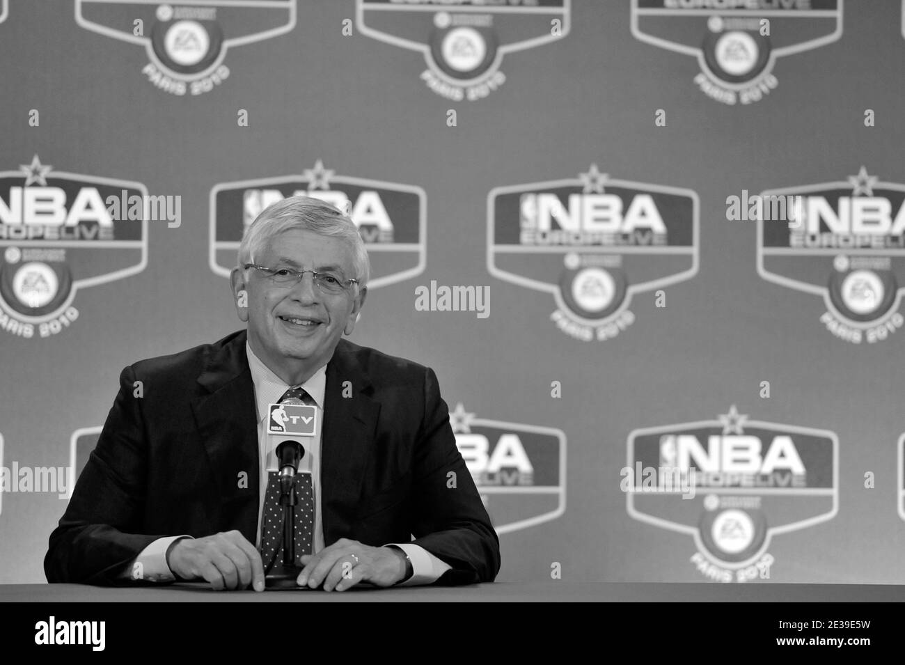 David Stern, ancien commissaire de la NBA, meurt à 77 ans -------- Fichier --------- David Stern, commissaire de la NBA, lors du match d'avant-saison de la NBA entre New York Knicks et Minnesota Timberwolves au Palais Omnisports Paris Bercy à Paris, en France, le 6 octobre 2010. Photo de Stephane Reix/ABACAPRESS.COM Banque D'Images