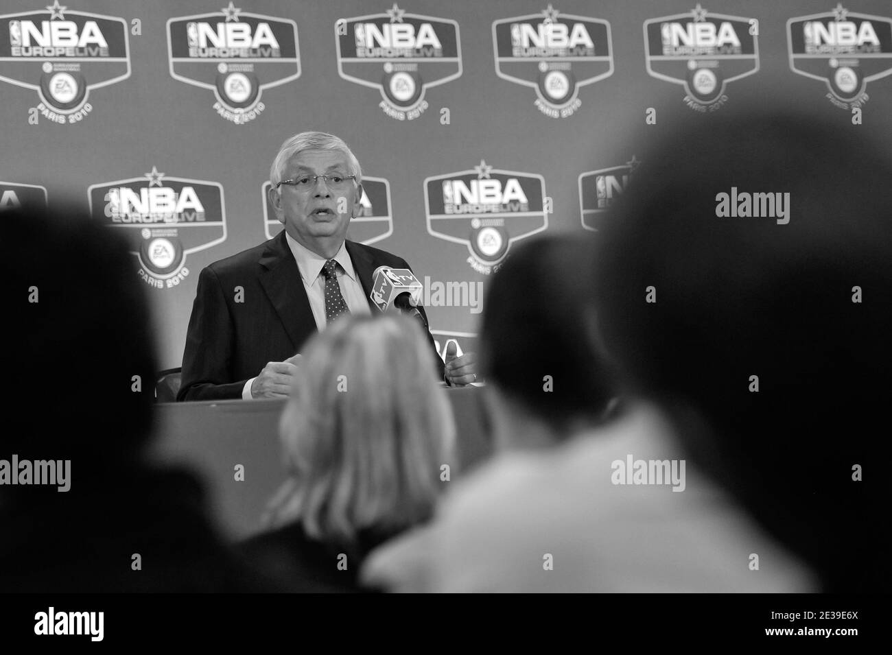 David Stern, ancien commissaire de la NBA, meurt à 77 ans -------- Fichier --------- David Stern, commissaire de la NBA, lors du match d'avant-saison de la NBA entre New York Knicks et Minnesota Timberwolves au Palais Omnisports Paris Bercy à Paris, en France, le 6 octobre 2010. Photo de Stephane Reix/ABACAPRESS.COM Banque D'Images