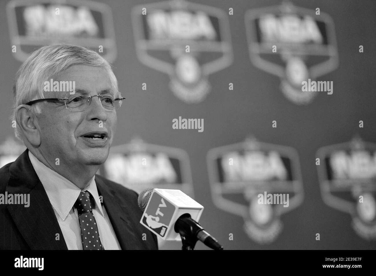 David Stern, ancien commissaire de la NBA, meurt à 77 ans -------- Fichier --------- David Stern, commissaire de la NBA, lors du match d'avant-saison de la NBA entre New York Knicks et Minnesota Timberwolves au Palais Omnisports Paris Bercy à Paris, en France, le 6 octobre 2010. Photo de Stephane Reix/ABACAPRESS.COM Banque D'Images