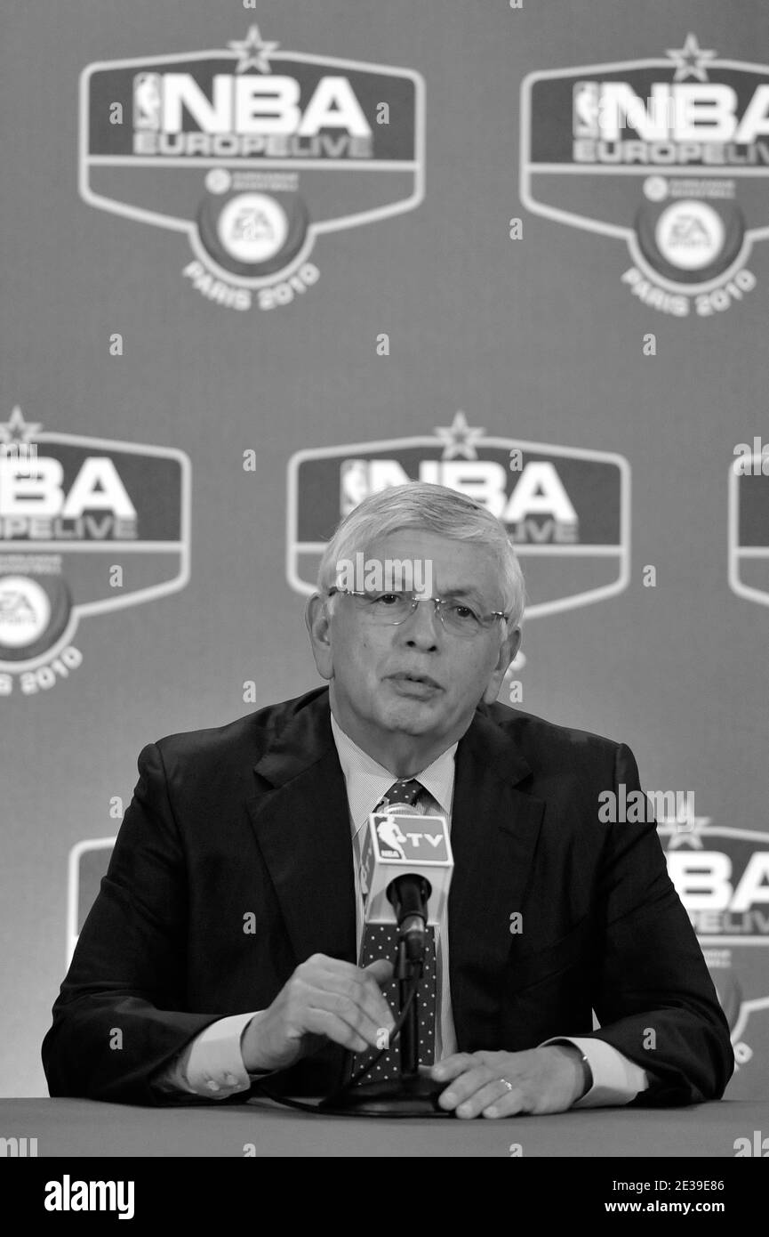 David Stern, ancien commissaire de la NBA, meurt à 77 ans -------- Fichier --------- David Stern, commissaire de la NBA, lors du match d'avant-saison de la NBA entre New York Knicks et Minnesota Timberwolves au Palais Omnisports Paris Bercy à Paris, en France, le 6 octobre 2010. Photo de Stephane Reix/ABACAPRESS.COM Banque D'Images