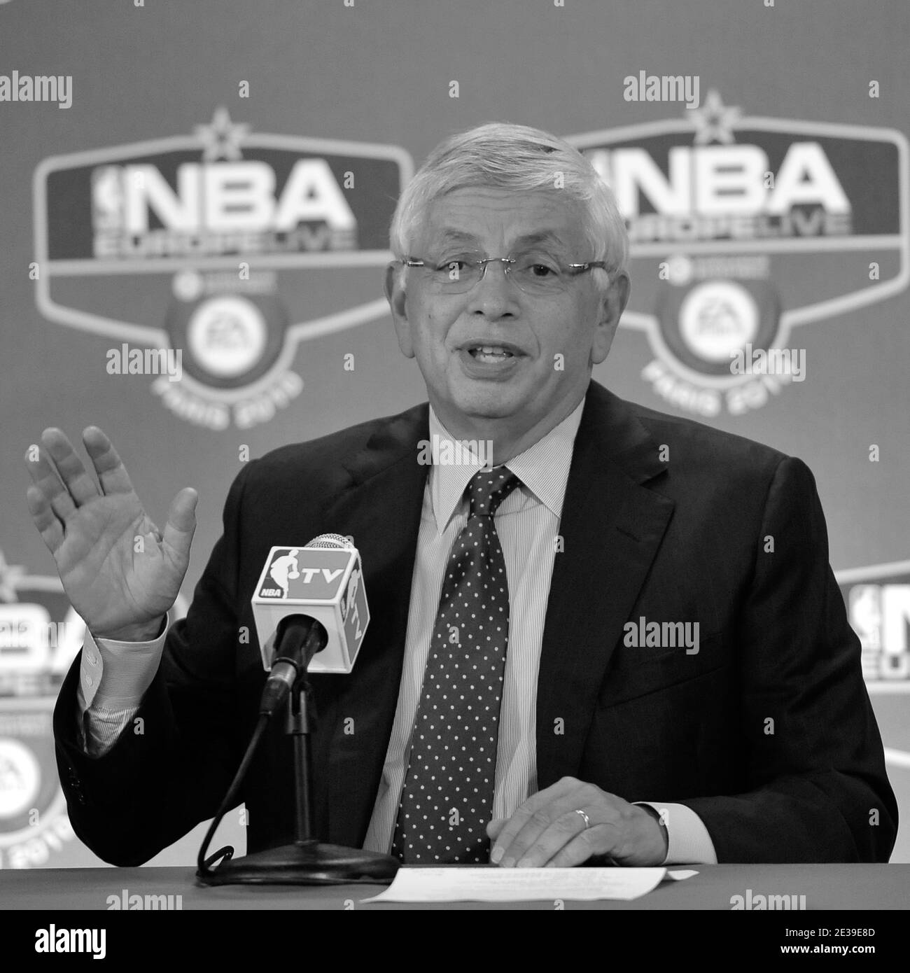David Stern, ancien commissaire de la NBA, meurt à 77 ans -------- Fichier --------- David Stern, commissaire de la NBA, lors du match d'avant-saison de la NBA entre New York Knicks et Minnesota Timberwolves au Palais Omnisports Paris Bercy à Paris, en France, le 6 octobre 2010. Photo de Stephane Reix/ABACAPRESS.COM Banque D'Images