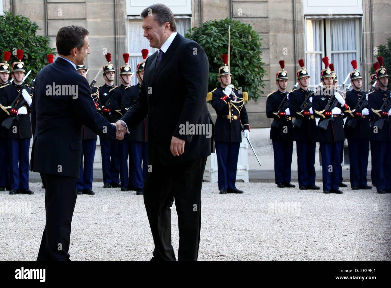 Le président français Nicolas Sarkozy accueille son homologue ukrainien Viktor Ianoukovitch au palais de l'Elysée avant une rencontre à Paris le 7 octobre 2010. Photo de Stephane Lemouton/ABACAPRESS.COM Banque D'Images