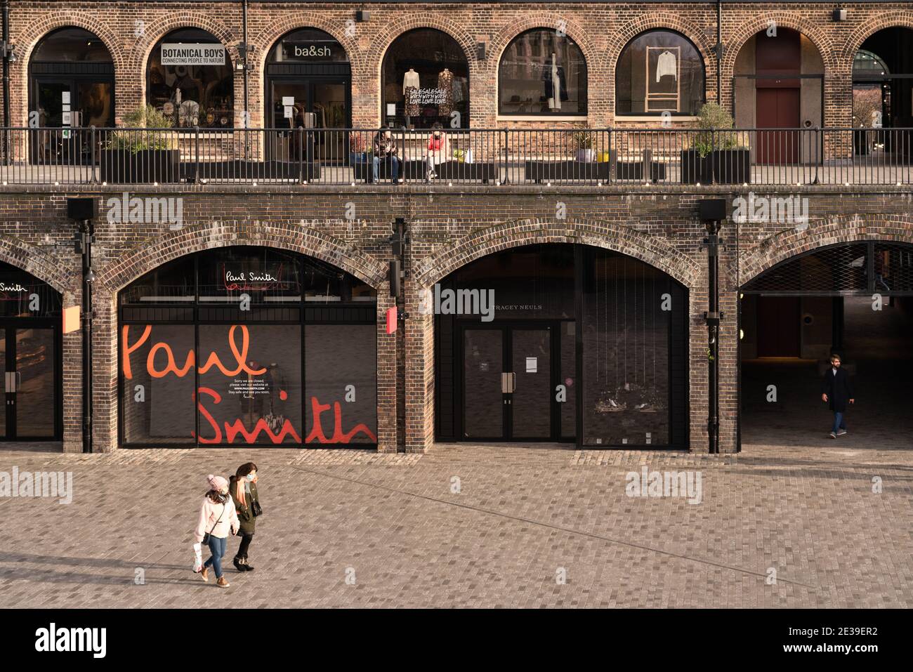 Coal Drops Yard est un complexe commercial et un espace public à King's Cross, développement de St Pancras. Le développement a été conçu par Thomas Heatherwick Banque D'Images