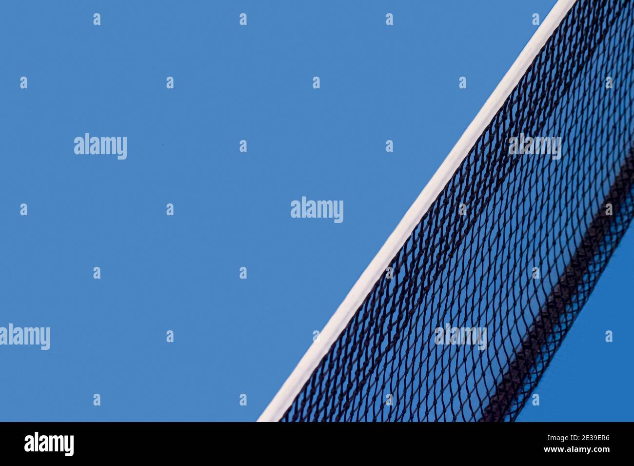 Filet de tennis à palette bleue et court de tennis dur. Concept de compétition de tennis Banque D'Images