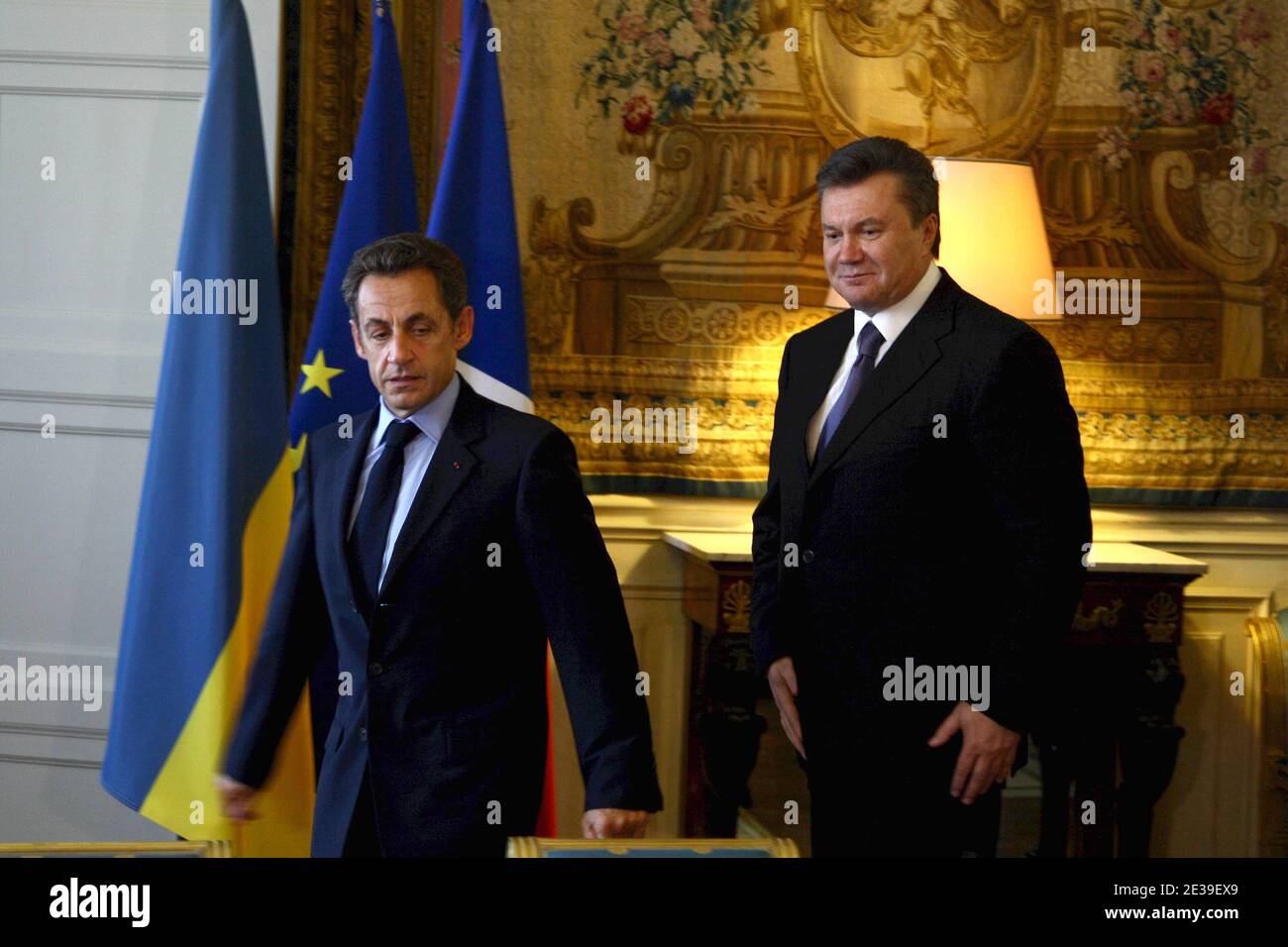 Le président français Nicolas Sarkozy et le président ukrainien Viktor Ianoukovitch sont photographiés lors d'une réunion à l'Elysée, Paris, le 7 octobre 2010. Photo de Ludovic/Pool/ABACAPRESS.COM Banque D'Images