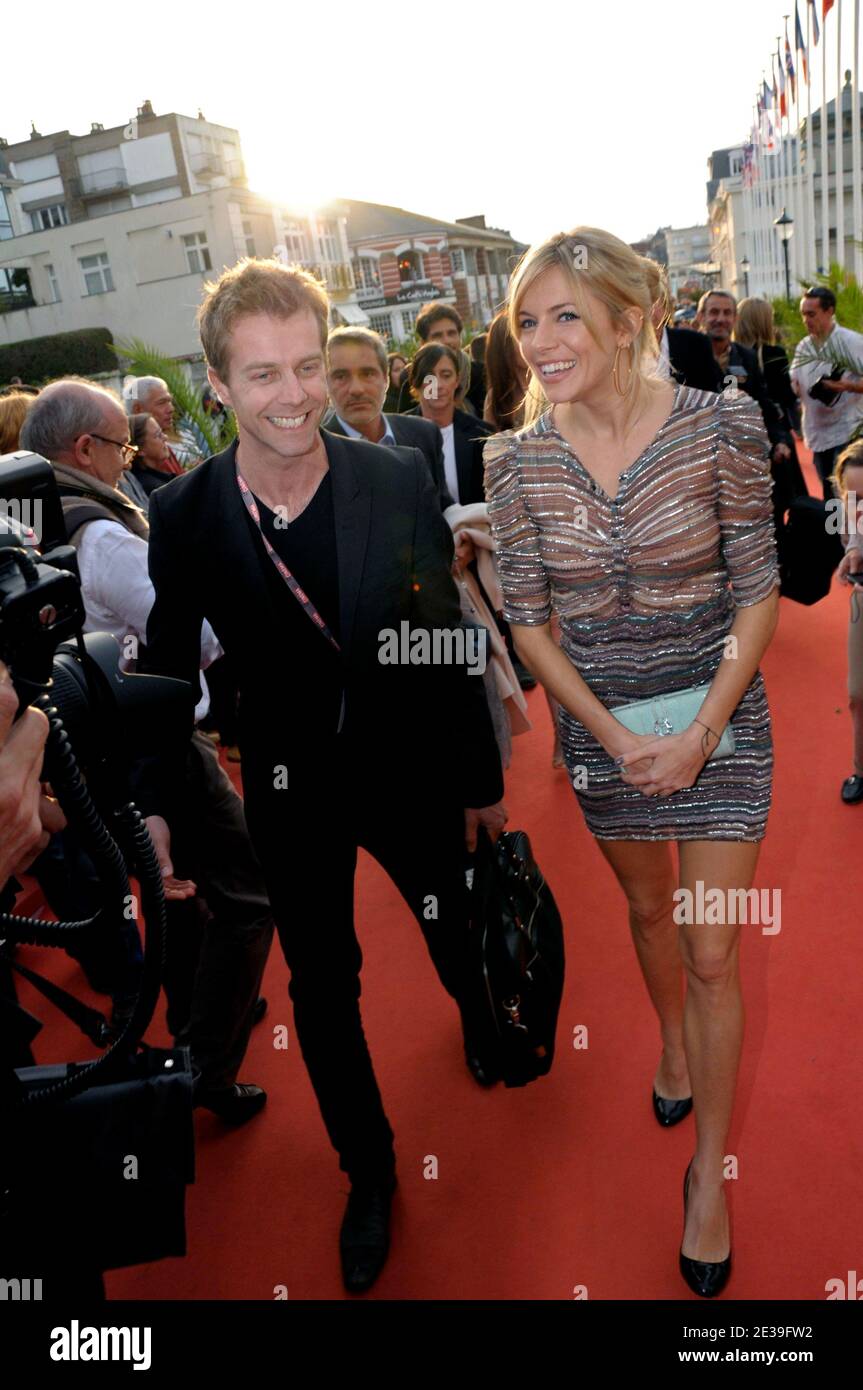 L'actrice et membre du jury Sienna Miller se présente à la cérémonie de remise des prix du 21e Dinard British film Festival à Dinard, en France, le 9 octobre 2010. Photo de Bertrand Lamy/ABACAPRESS.COM Banque D'Images
