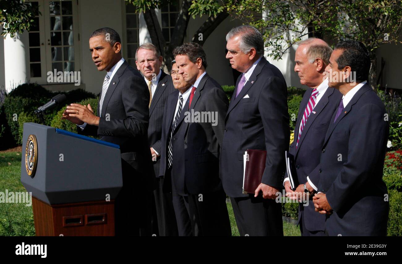 LE président AMÉRICAIN Barack Obama fait une déclaration à la presse après une réunion sur l'impact économique des investissements dans les infrastructures sur les États et les communautés locales, dans le jardin des roses de la Maison Blanche à Washington DC, Etats-Unis, le 11 octobre 2010. L-R ancien secrétaire aux Transports Samuel Skinner, ancien secrétaire aux Transports Norman Mineta, secrétaire au Trésor Tim Geithner, secrétaire aux Transports Ray LaHood, gouverneur Ed Rendell, PA., L.A. Le maire Antonio Villaraigosa. Photo de Dennis Brack/ABACAPRESS.COM Banque D'Images