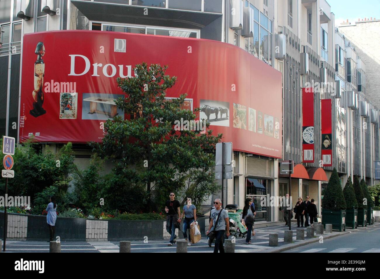 Illustration de l'Hôtel Drouot est une grande maison de vente aux enchères, pour les beaux-arts, les antiquités et les antiquités, composée de 16 salles accueillant 70 entreprises indépendantes de vente aux enchères, opérant sous le groupement parapluie de Drouot à Paris, France, le 10 septembre 2010. L'hôtel Drouot a été inauguré le 1er juin 1852. De 1976 à 1980, pendant la construction de son bâtiment actuel, des ventes ont eu lieu dans l'ancienne gare d'Orsay. En 2000, la réforme des lois de vente aux enchères monopolistiques françaises, régulées par le système des commissoires-priseurs, a ouvert Drouot à la concurrence internationale. Il est maintenant détenu par un scaldia Banque D'Images